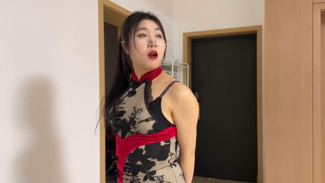 king完美复刻漫画定拍！云雀定拍《被入室抢劫的美丽母女 上》超清4k画质 超人气漫画完美复刻 丰满美女被入室捆绑成木乃伊人棍 泡沫胶带完美包裹~-1