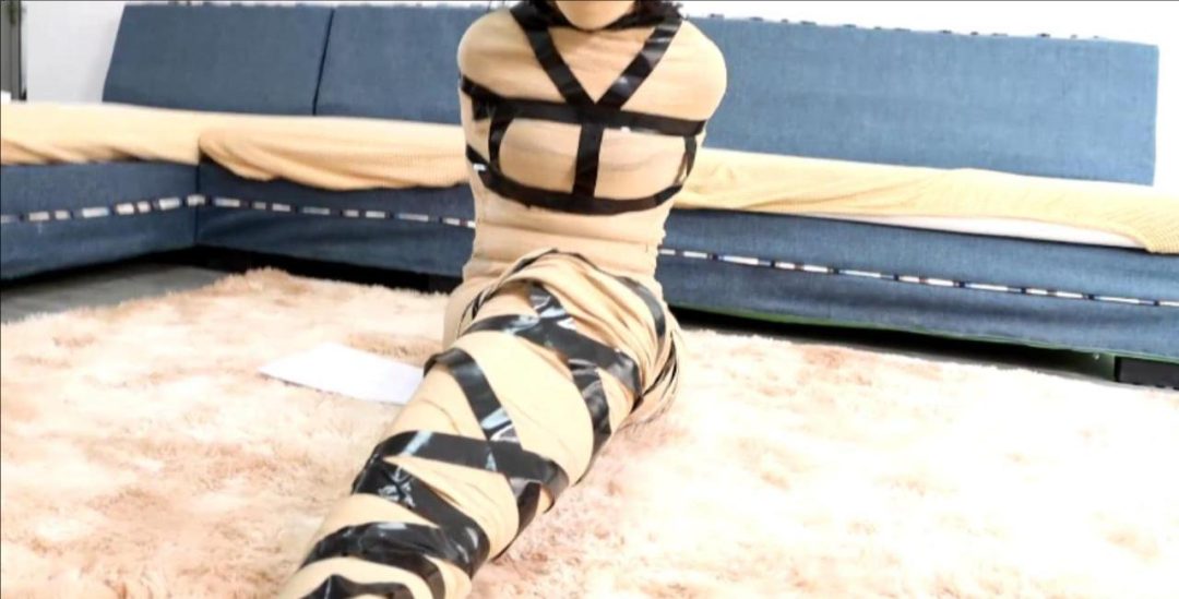 king定拍《快递~性感真人抱枕03》美女被超密集挣扎无法逃脱 被遥控器超控绷带收紧折磨 长时间挣扎拘束-6