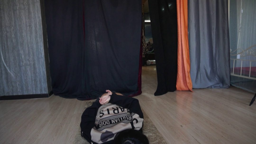 颖儿破洞牛仔裤-3