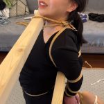 横杆固定四肢 欧式捆绑 股绳挑逗 AMBQG到虚脱 麦子跪在地上被三个固定的横杆分别捆绑