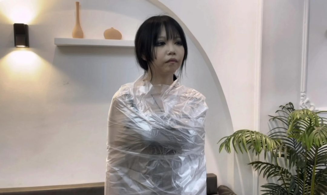 【小鹿】小鹿的黑色胶带全包，嘴巴和全身，包的很严实，想挣脱，就是挣脱不开，“呜呜呜”-2