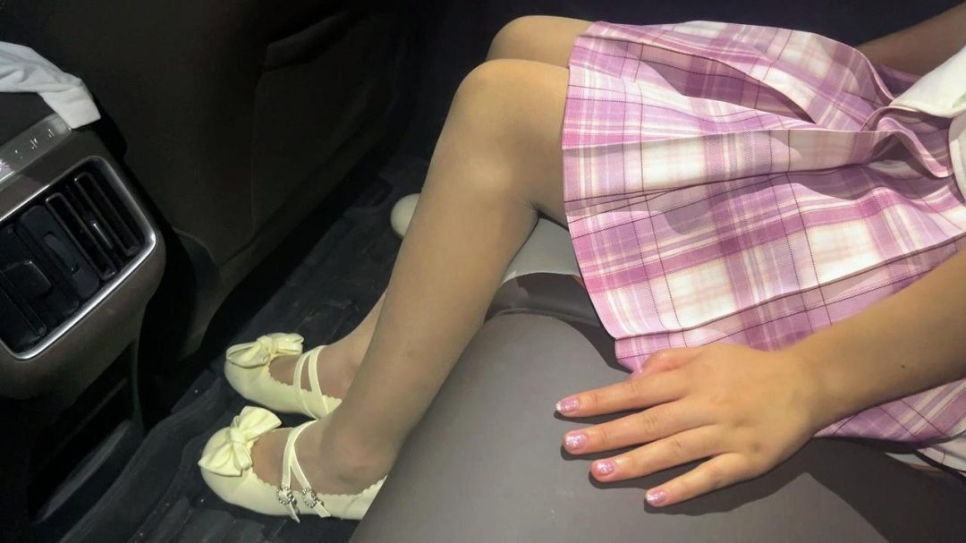 【臭脚妹妹】【户外露出-羞耻心PLAY】【内衣、肉丝、白丝、镣铐、捆绑、地库、楼道】-7