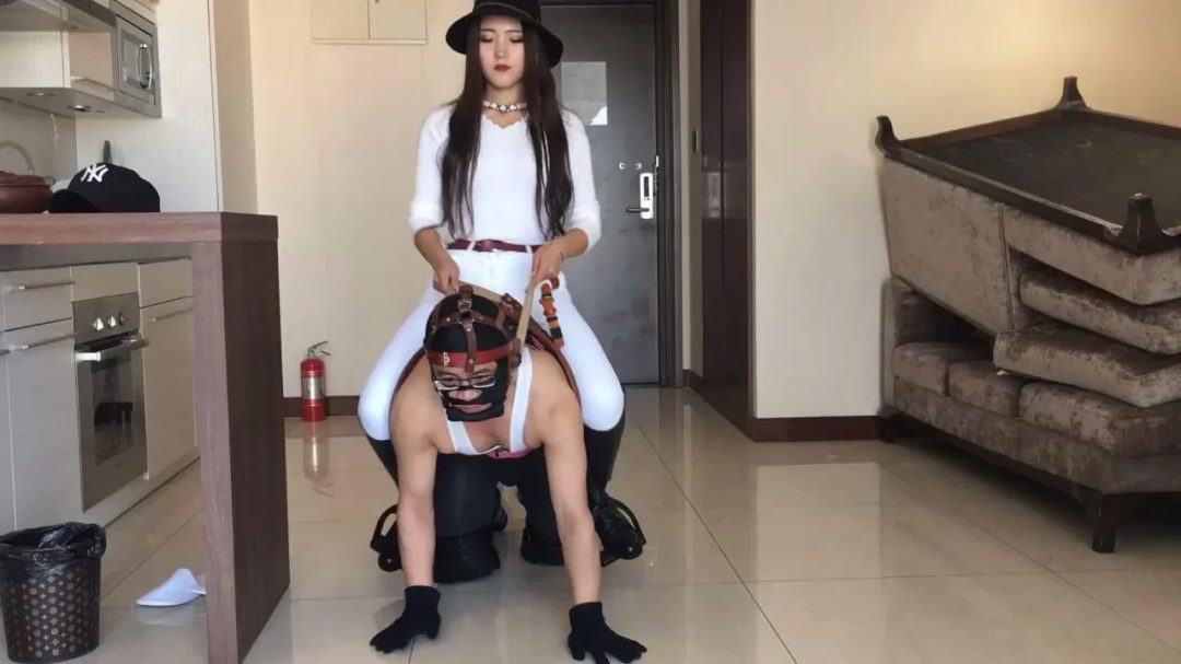 【牛仔美女】夹紧双腿训练她的小马驹-1