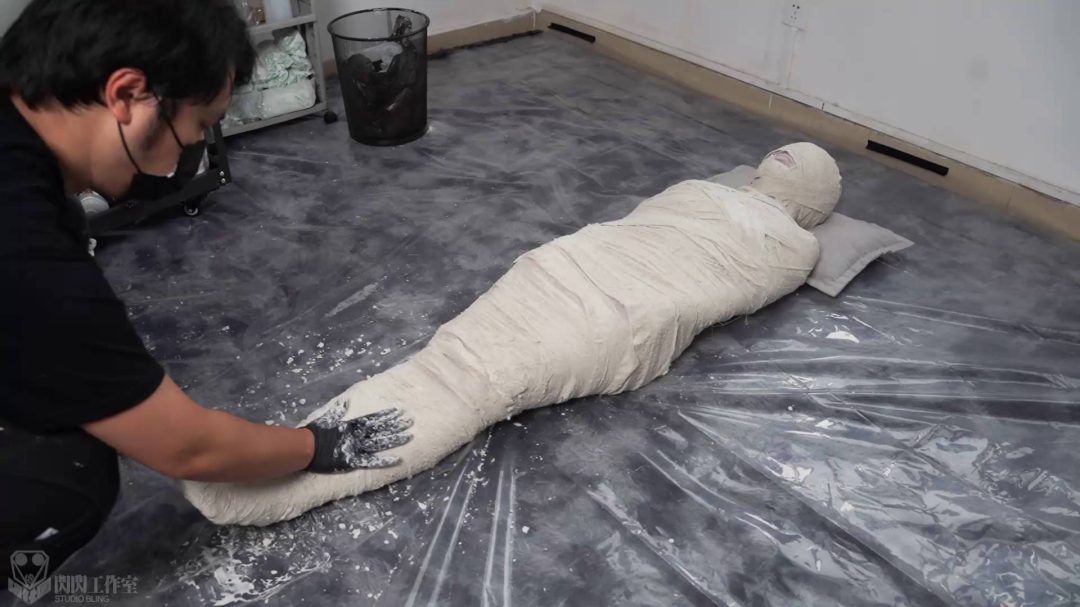 石膏绷带木乃伊-3