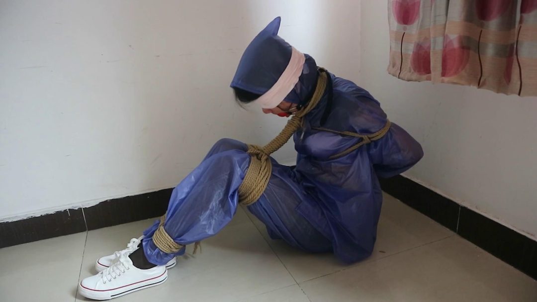 【臭脚妹妹】【雨衣紧缚】【黑丝帆布鞋】【多层丝袜套头】-4