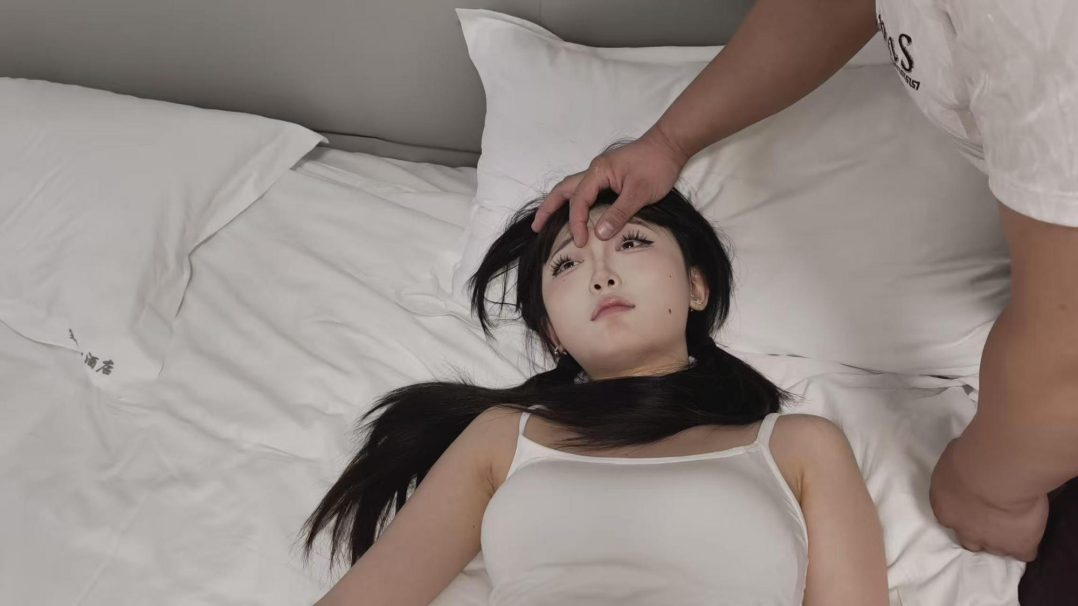 黑心老板盯上，捂晕并翻眼皮，张开嘴，玩弄四肢，摆各种姿势，并最后丢弃在一旁-2