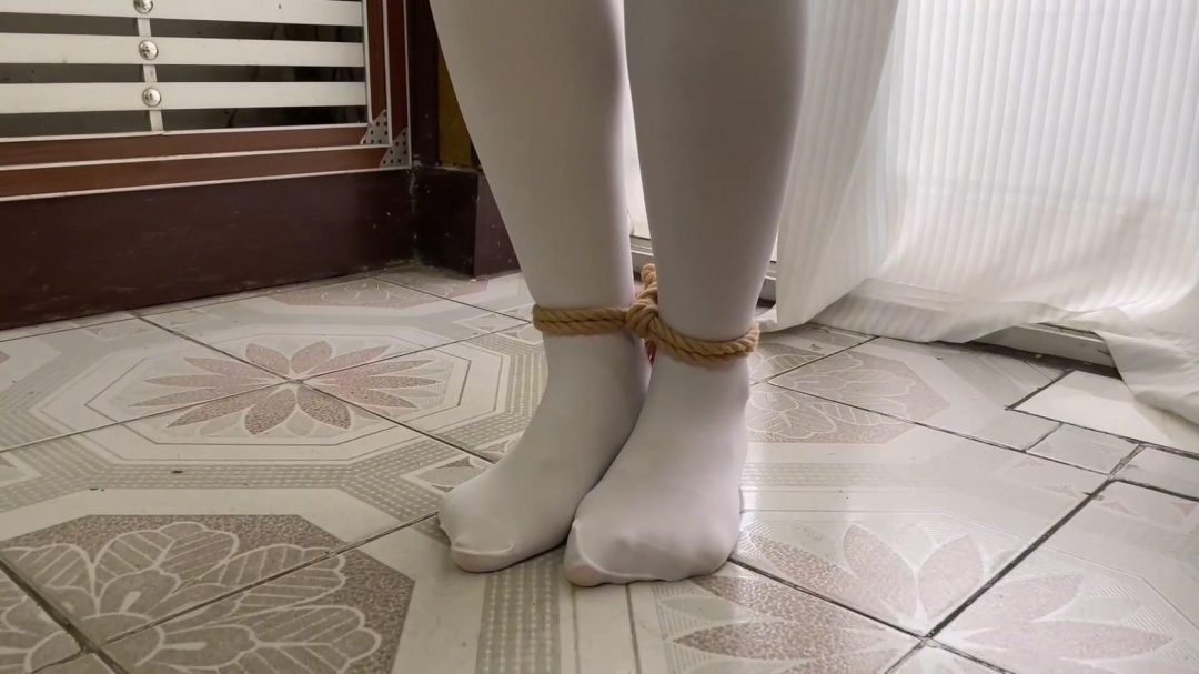 king定拍《女仆的调教日记01》黑长直眼镜妹 被强制调教成女仆 被捆绑肆意玩弄羞辱测试 性感白丝 紧身女仆装 勒肉的绝对领域~强制调教训练不要错过！-4