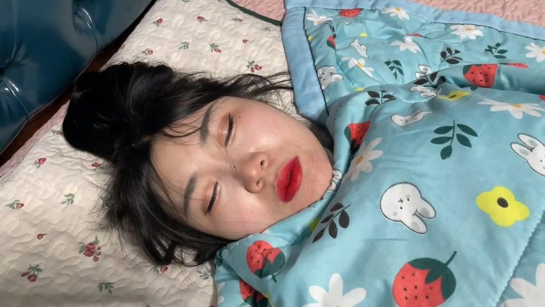 king定拍《过于谨慎的小偷 上》入室小偷将熟睡的美女严密包裹 变成了木乃伊 可怜美女户主奋力挣扎 踢踹小偷却被轻易制服玩弄-1