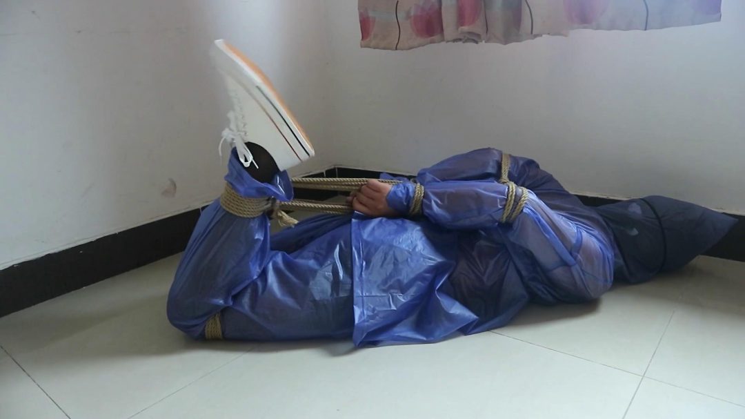 【臭脚妹妹】【雨衣紧缚】【黑丝帆布鞋】【多层丝袜套头】-6