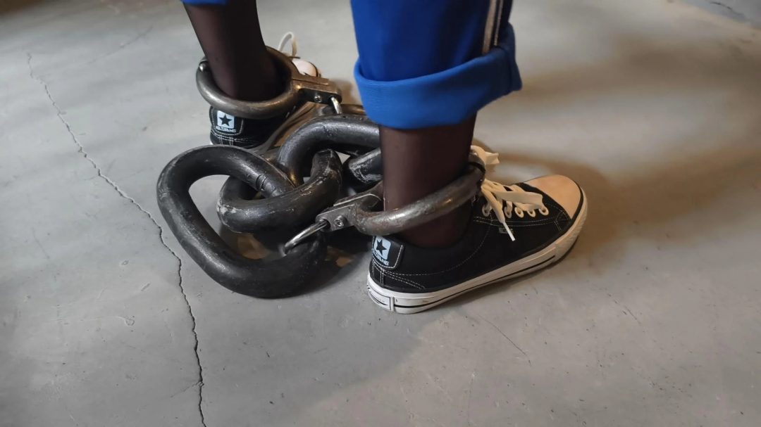 【鑫鑫工作室】反骨妹妹体验记-新模特小儒扮演不想上学的妹妹，来姐姐单位找姐姐玩，想体验监狱生活当女囚，兴奋的拿起手铐脚铐把自己铐起来，姐姐为了惩罚妹妹，套路她给她戴上最重的脚镣，各种重镣都给妹妹挨-13