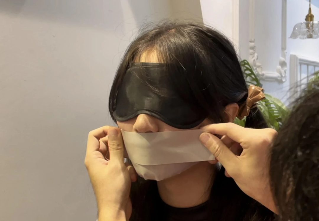 【小萌】黑丝下的银白色胶带，封嘴与捆绑-5