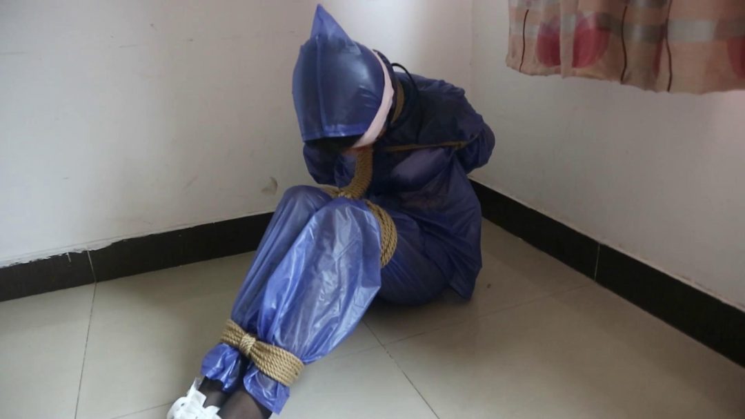 【臭脚妹妹】【雨衣紧缚】【黑丝帆布鞋】【多层丝袜套头】-2