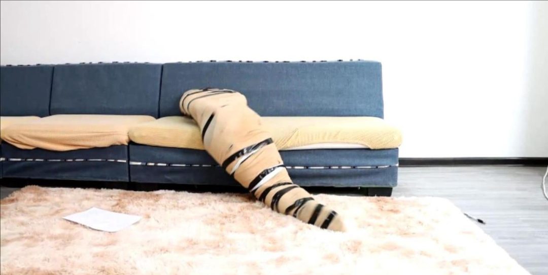 king定拍《快递~性感真人抱枕03》美女被超密集挣扎无法逃脱 被遥控器超控绷带收紧折磨 长时间挣扎拘束-4