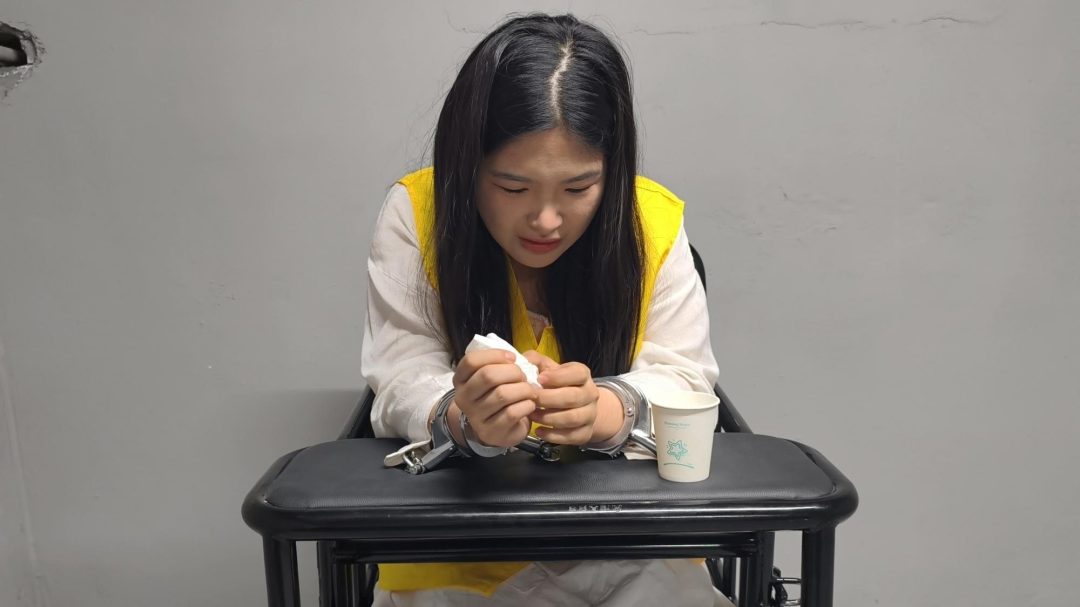 【鑫鑫工作室】新模特小艾云思饰演女贩和人犯，被逮捕后还不老实，于是先踮起脚来拷上，到监狱后又苏秦背剑铐起来，终于忍受不了，承认了犯罪经过-11