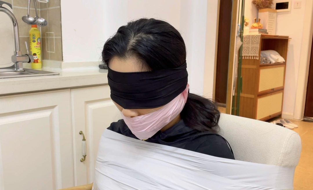 【小橙】【招模特】椅子上的白色胶带捆绑，4层胶带封嘴+丝袜蒙眼，多层封堵爱好者必看-11