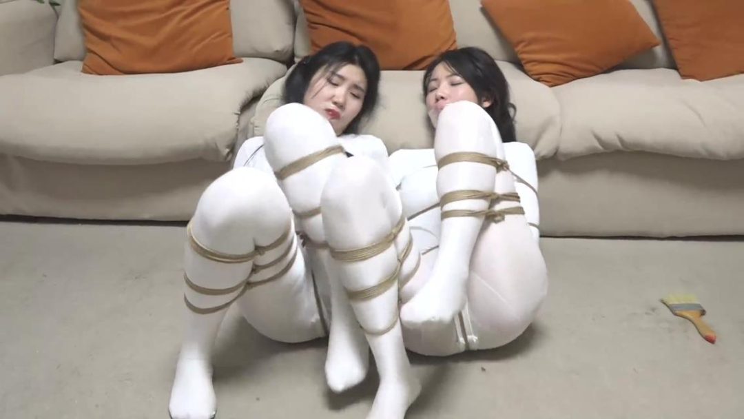 king定拍《白丝女奴直播02》刘洋 吴晗2位性感油光白丝体操服美女 美女们折叠拘-5