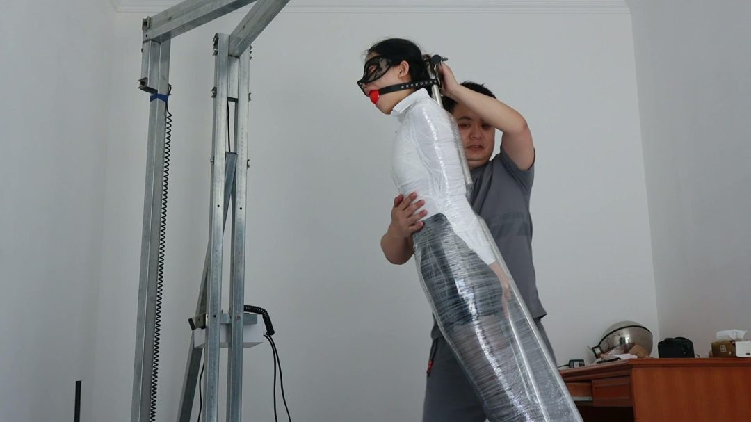 把玩包裹的女孩-1