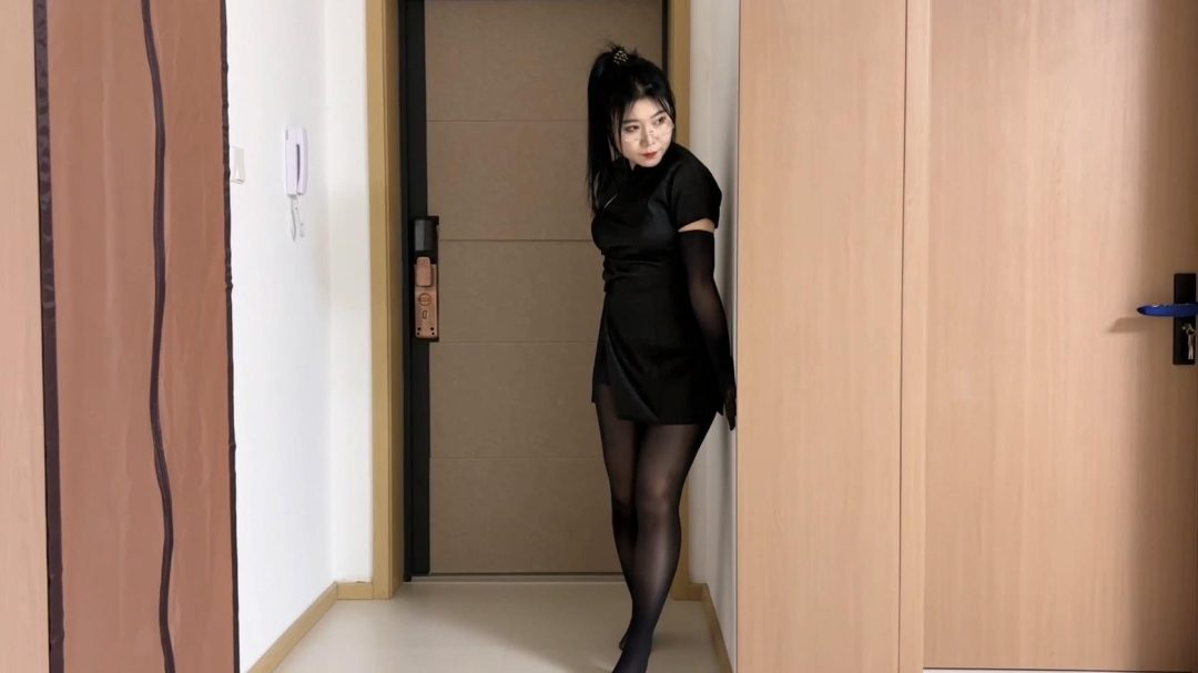 king 饱和式剧情 《美艳女杀手的洋娃娃生活01》吴晗回归！超丰满身材 s 级曼妮 丰满的2大美女 捆绑囚禁变成洋娃娃 伪装拘束 强悍性感的美女杀手变成洋娃娃，超强戏剧冲突！-1