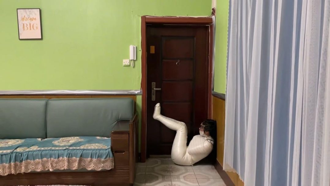 king定拍《美女直播的木乃伊诅咒 下》主播美女被诅咒变成完美的木乃伊 倒霉的美女只能像人茧一样满地蠕动妄图逃走 模特卖力表演挣扎蠕动 全包爱好者不要错过！-10