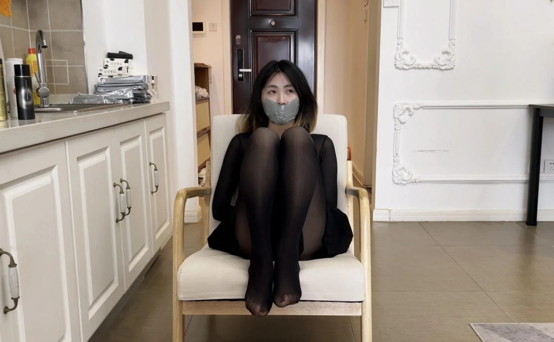 小敏，素颜出镜，有点像祖贤；胶带捆捆捆-1