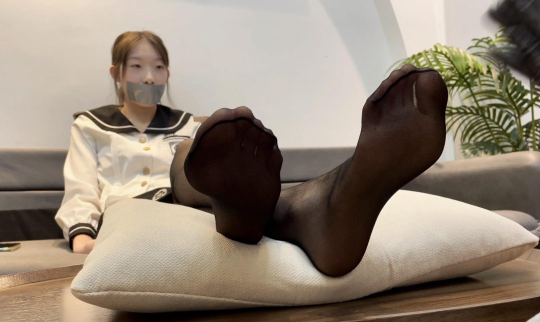 【小雪】小雪的胶带封嘴+黑丝按摩-6