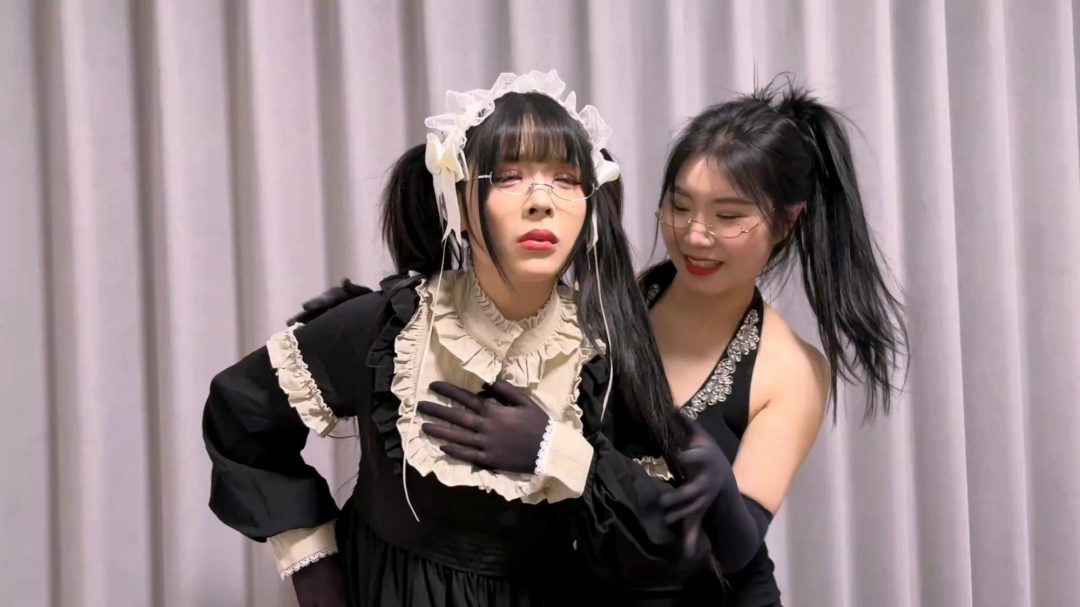 king的饱和式剧情《洋娃娃屋01》超有趣的设定 根据漫画改编 神秘房间进入的美女多会慢慢变成无法动弹的洋娃娃 被人操控无法动弹，只有眼珠乱转。-4