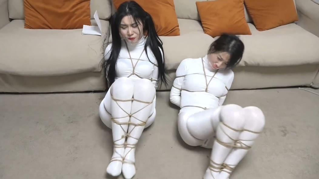king定拍《鬼屋缚影——超密集拘束》刘洋 吴晗性感油光白丝美女 全身从脖子捆绑到脚掌 超密集拘束 性感白丝人棍-6