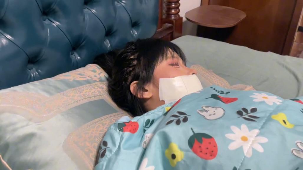 king定拍《女仆与女主人的怪异关系01》乖巧女仆被洗脑 认为主人喜欢被玩弄 于是肆意“服侍”自己的黑丝高傲女主人-5