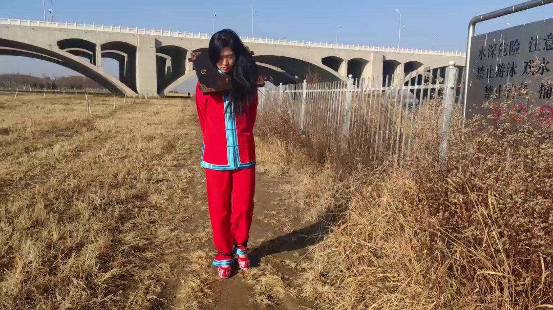 冬日户外 押着私人女囚逛江滨公园 超刺激 古装红罪衣木枷镣铐暴露在光天化日之下T教 还有旗袍哦-2