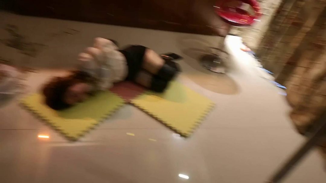 穿过膝长靴的美女经理因重罪被捕，接受过膝长靴、长手套、紧缚镣铐之刑-8