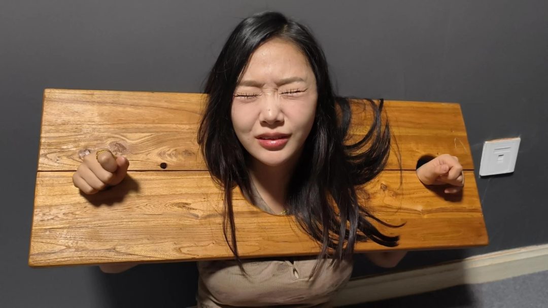 中篇 三位女模特倾情演绎，女学生被特务抓住逼问情报下落，在各种KB,YK,鞭打，老虎凳下，仍不肯招供，她能等到同伴来救她吗？同伴能安全离开吗？-7