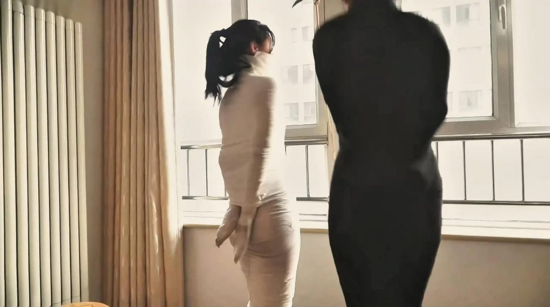 《黑白木乃伊姐妹 上》 超经典的逍遥老片 双御姐被全包成木乃伊 逐渐被包裹-7