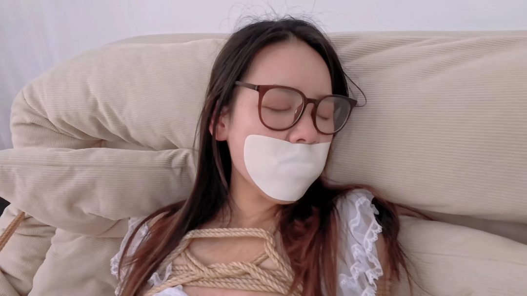 小美女约绳师把自己绑成男朋友喜欢的样子作为圣诞礼物（情趣婚纱/纱布胶贴堵嘴/乳铃/TD/M腿放置）-14