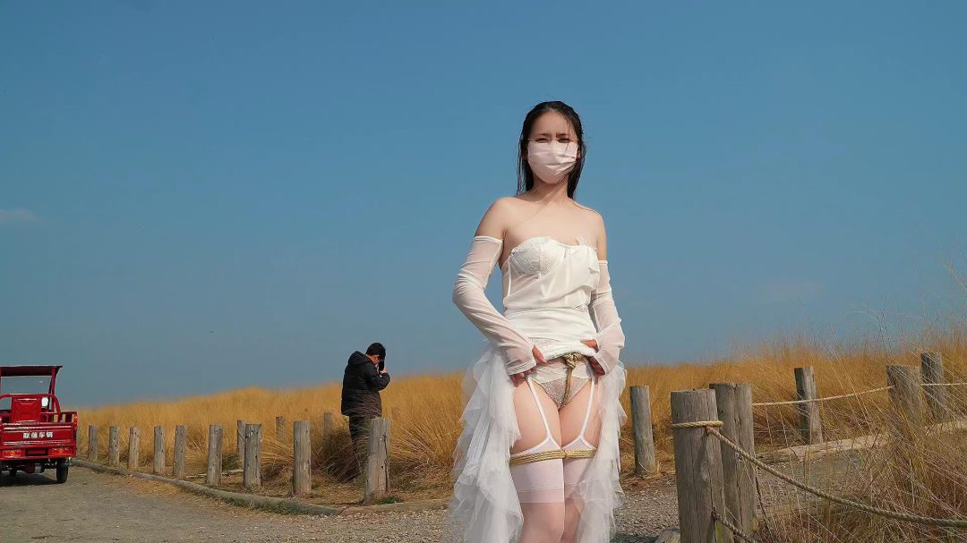 谁能想到在户外拍婚纱照的新娘，性感的婚纱之下的双腿之间居然被紧紧的勒着股绳(预告片)-10