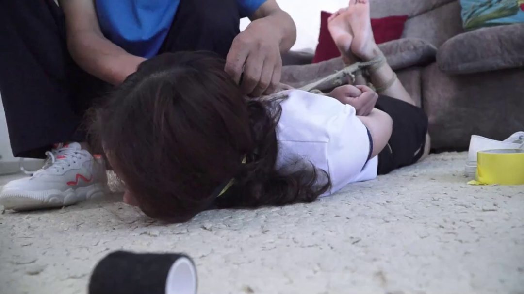 定拍新兄妹打赌绳劫-8