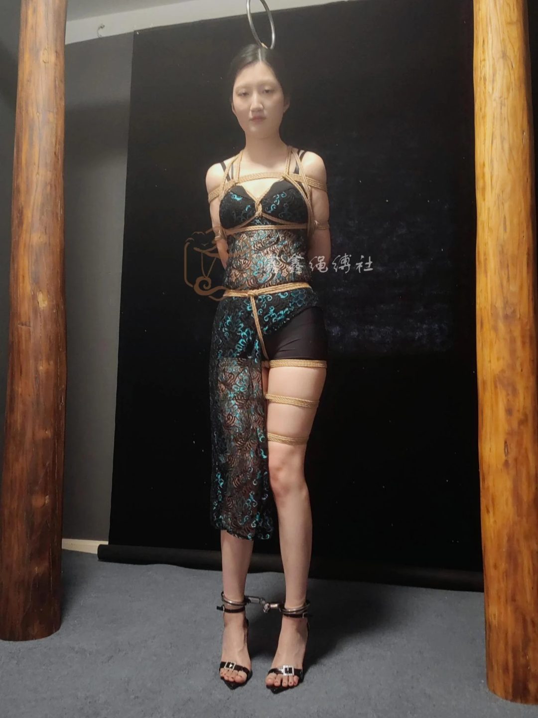 蓉蓉被捆绑口球、口枷、缚腿吊，股绳缠绕，长腿美脚一览无余。-5