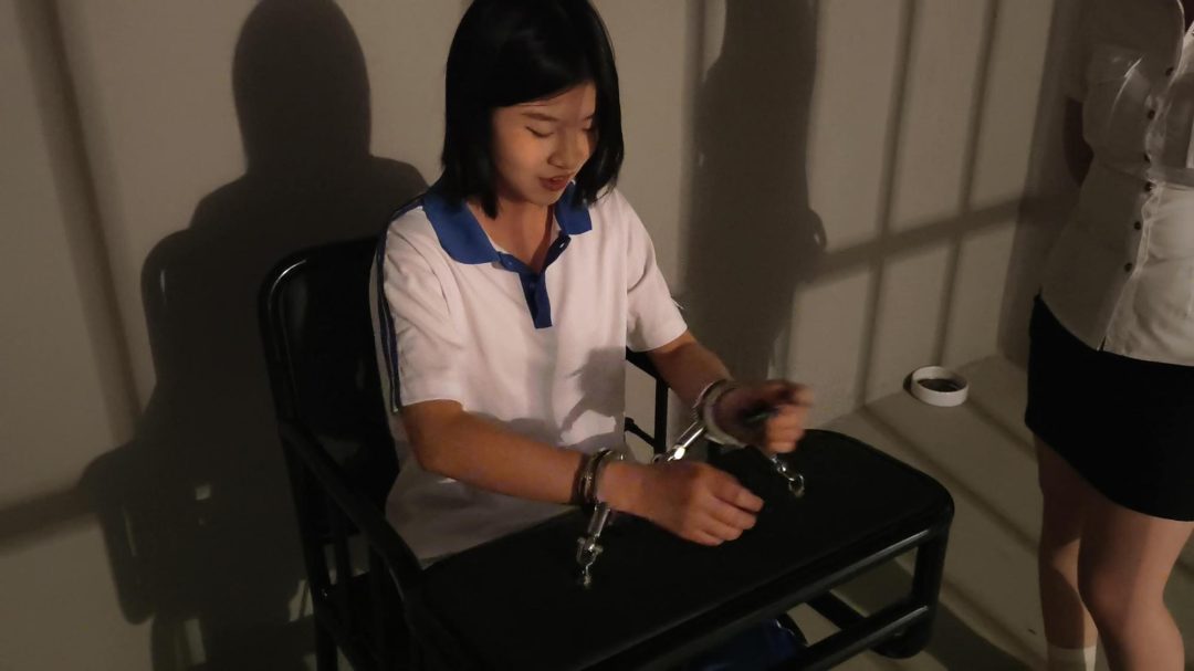 【鑫鑫工作室】反骨妹妹体验记-新模特小儒扮演不想上学的妹妹，来姐姐单位找姐姐玩，想体验监狱生活当女囚，兴奋的拿起手铐脚铐把自己铐起来，姐姐为了惩罚妹妹，套路她给她戴上最重的脚镣，各种重镣都给妹妹挨-6