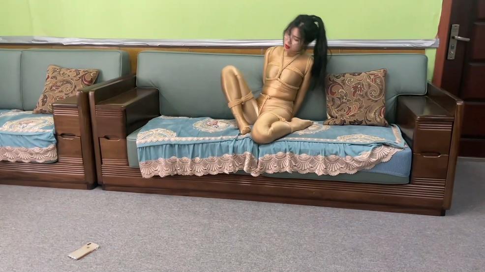 king定拍《诡异的紧身衣囚犯01》全球各地的美女突然被神秘恐怖囚禁 诡异服装有多种机关 越挣扎捆绑越严密 堵死美女们所有逃跑的机会 致敬国外超火囚犯系列-3