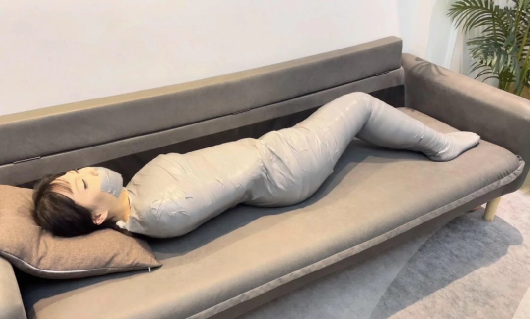 【小鹿】又到了，小鹿的胶带木乃伊时间-7