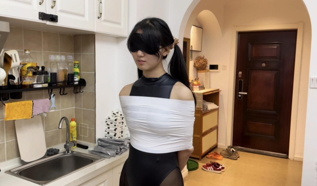 【小晗】 小唅自己动手，3种胶带封嘴+脚部按摩，小唅笑起来的样子-2