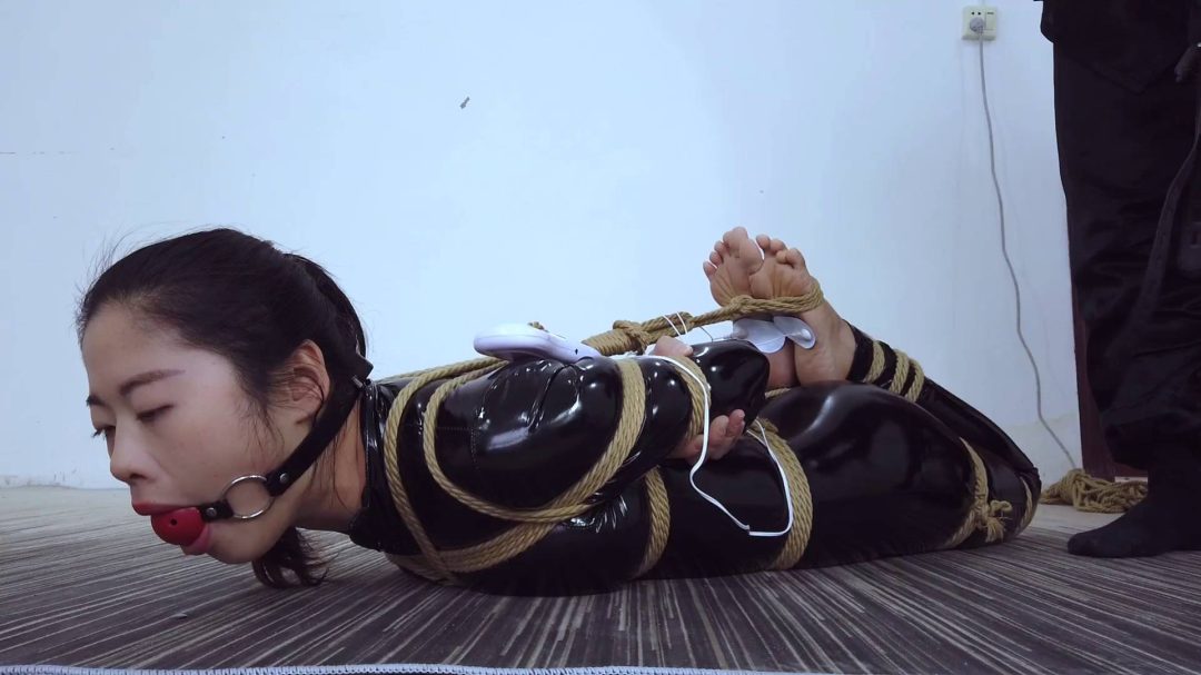 露露丝套头（下）强迫驷马后用丝袜堵嘴，口球等堵嘴，全包头套-2