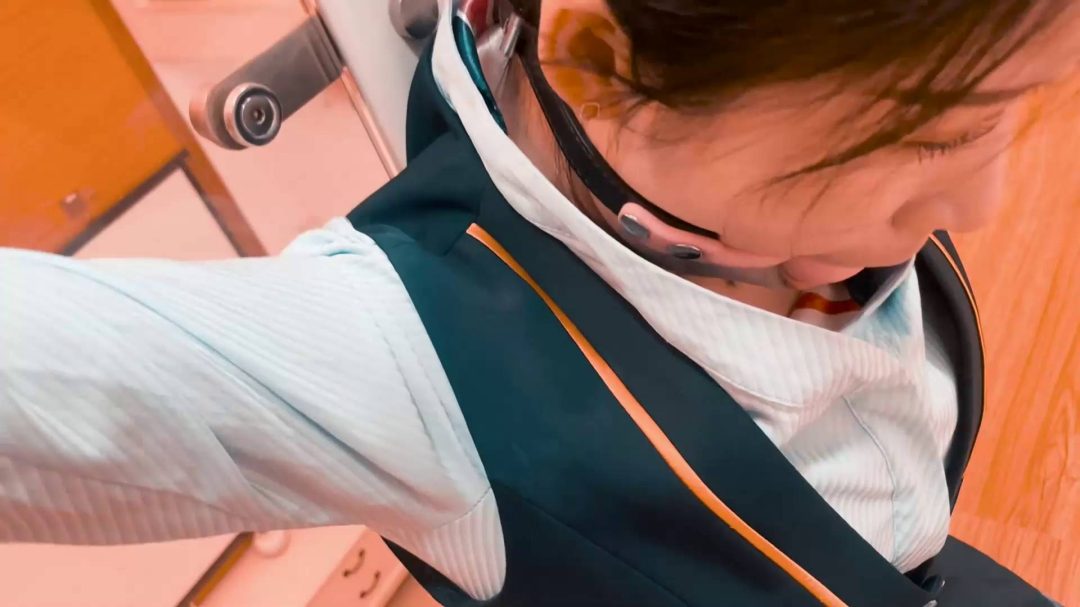 空姐私下玩手铐，不料被劫！-2