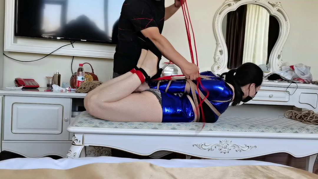 性感蓝衣小母，钻石丝袜直臂驷马-5