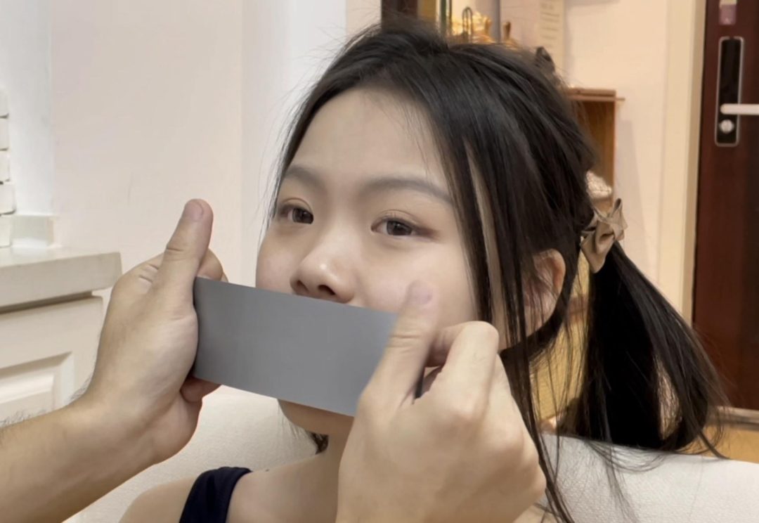 【小灵】3层胶带封嘴，椅子固定后，丝袜蒙脸，穿着肉丝的小灵，显得皮肤好白~-4