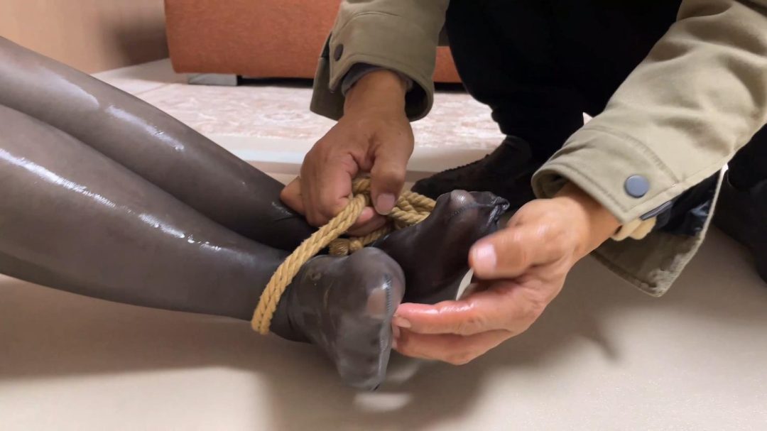 king云雀定拍《油光丝袜美女租客—粘液陷阱02》粘液丝袜 玩弄挠痒丝袜美脚 美女使劲全力逃跑 但全是滑滑溜溜怎么挣脱？油光灰丝-3