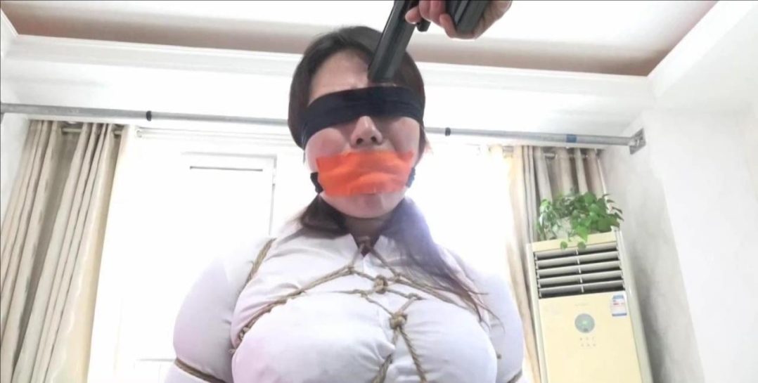 king 逍遥定拍《熟女白领 did危机系列 上》性感熟女李然落入黑手 爆弹加手枪吓的黑丝美女直接失禁-3