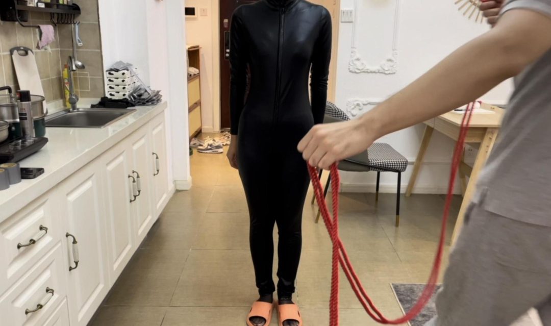 新模小阳，工作室第一位，真正的富二代女生，对绳艺很喜欢，来一波新后手缚+驷马，胶带封嘴必少不了-2