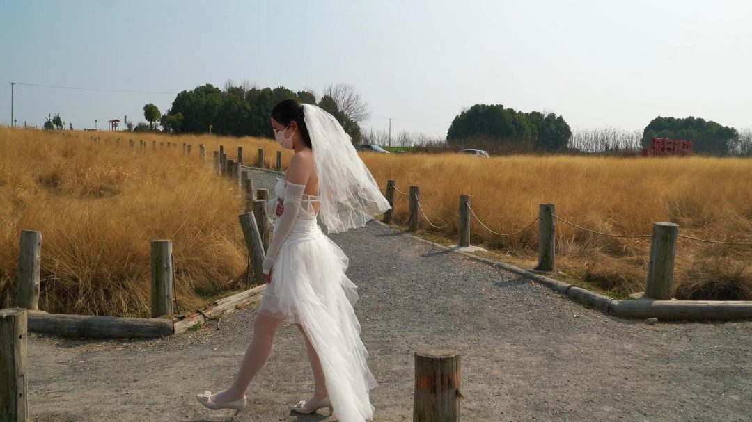 谁能想到在户外拍婚纱照的新娘，性感的婚纱之下的双腿之间居然被紧紧的勒着股绳(预告片)-2