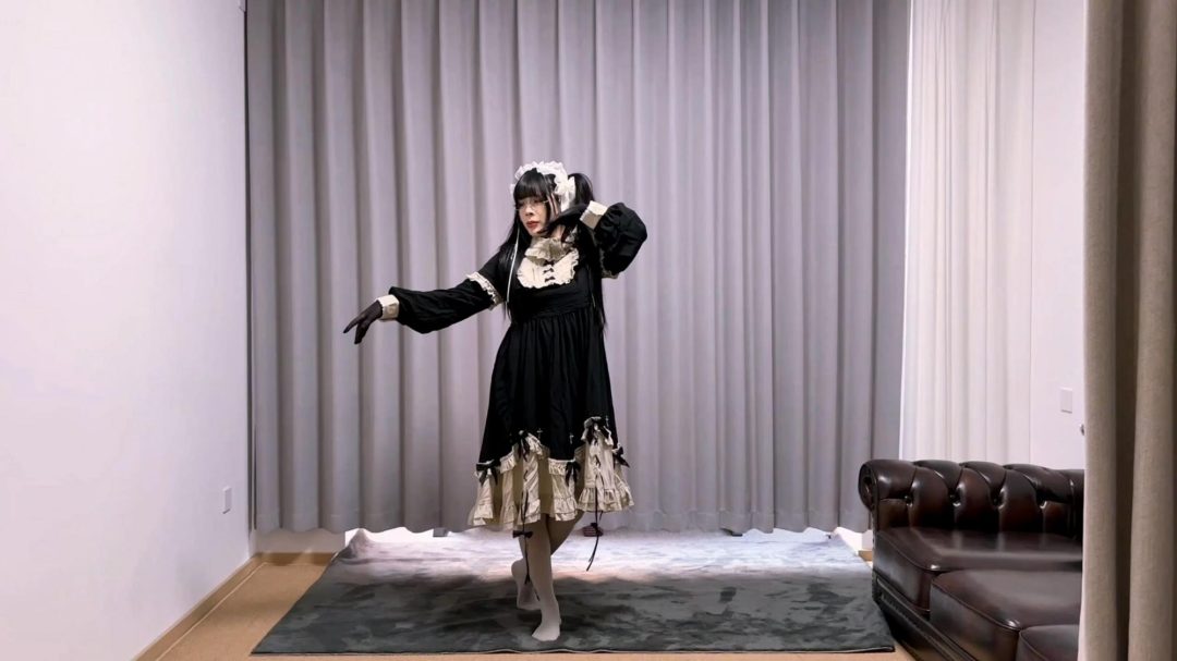 king的饱和式剧情《洋娃娃屋01》超有趣的设定 根据漫画改编 神秘房间进入的美女多会慢慢变成无法动弹的洋娃娃 被人操控无法动弹，只有眼珠乱转。-2