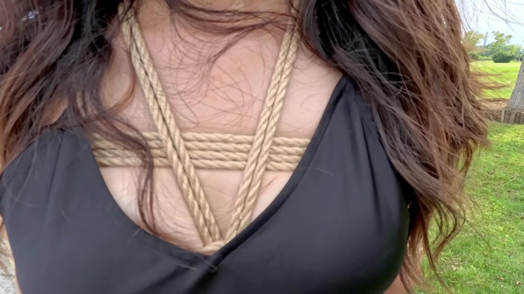 【Raymond】裙子下被绑大腿艰难的户外行走，湖边偶遇“路船”专门绕了一圈过来看（户外/绑腿/艰难行走/人前/后手观音/股绳/被发现/礼服）-4